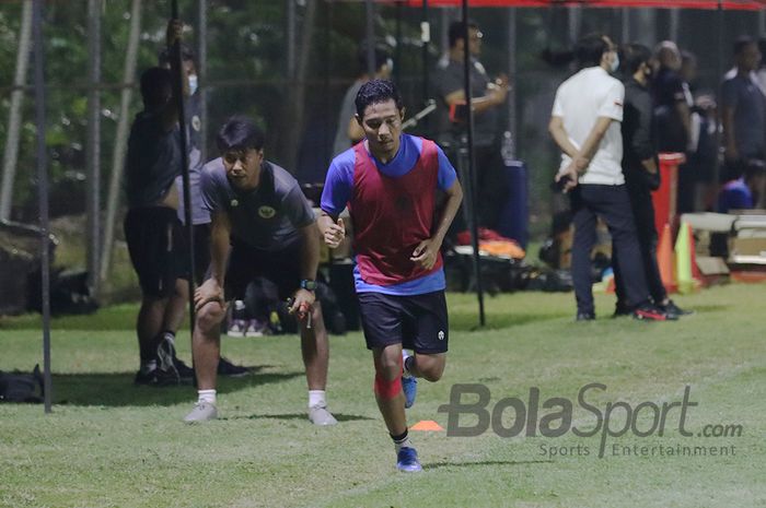 Evan Dimas tengah melakukan pemanasan dalam pemusatan latihan timnas U-22 Indonesia di Lapangan D, Senayan, Jakarta, 2 Maret 2021.