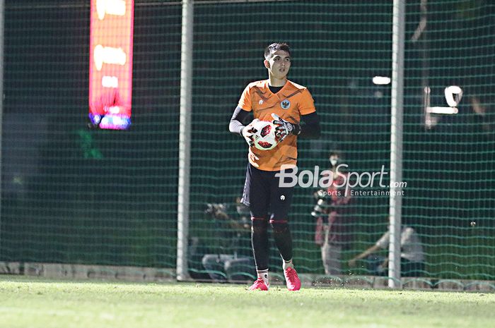 Kiper timnas U-22 Indonesia, Nadeo Argawinata, sedang menangkap bola dalam latihannya di Lapangan D, Senayan, Jakarta, 2 Maret 2021.