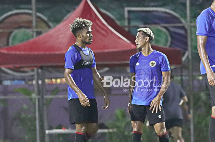 Yakob Sayuri (kiri) dan Sidik Saimima (kanan) sedang berdiskusi dalam latihan timnas U-22 Indonesia di Lapangan D, Senayan, Jakarta, 2 Maret 2021