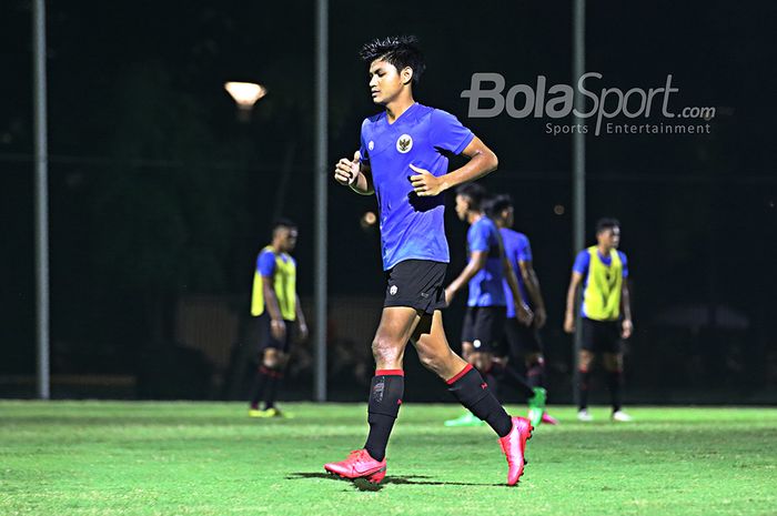 Genta Alparedo sedang berlatih dalam pemusatan latihan timnas U-22 Indonesia di Lapangan D, Senayan, Jakarta, 2 Maret 2021.