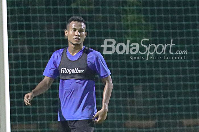 Bagas Kaffa sedang berlatih dalam pemusatan latihan timnas U-22 Indonesia di Lapangan D, Senayan, Jakarta, 2 Maret 2021.