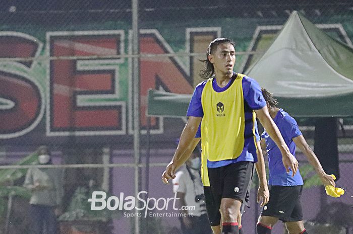 Hanif Sjahbandi sedang berlatih dalam pemusatan latihan timnas U-22 Indonesia di Lapangan D, Senayan, Jakarta, 2 Maret 2021.