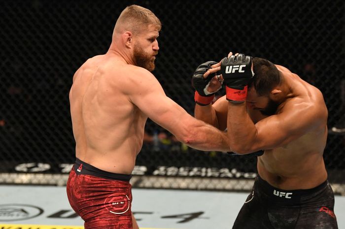 Jan Blachowicz melemparkan pukulan ke arah Dominick Reyes pada laga perebutan gelar kelas berat ringan UFC di Fight Island, Abu Dhabi, UEA, 27 September 2020.