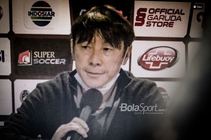 Pelatih timnas U-22 Indonesia, Shin Tae-yong, memberikan keterangan kepada awak media seusai uji coba melawan Tira Persikabo, 5 Maret 2021. (FOTO VIRTUAL)