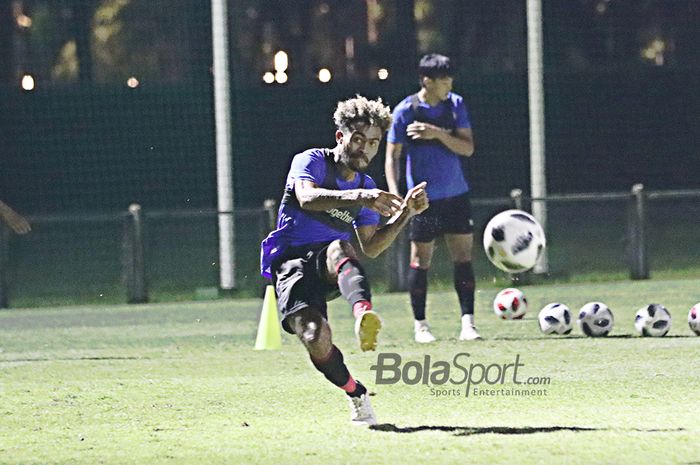 Pemain timnas U-22 Indonesia, Yakob Sayuri, sedang melakukan tendangan arah ke gawang di Lapangan D, Senayan, Jakarta, 2 Maret 2021.