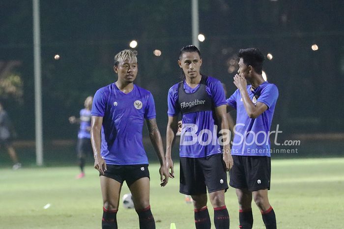 Kushedya Hari Yudo (kiri), Hanif Sjahbandi (tengah), dan Kahar Kalu Muzakkar (kanan) sedang berkomunikasi dalam pemusatan latihan timnas U-22 Indonesia di Lapangan D, Senayan, Jakarta, 2 Maret 2021.