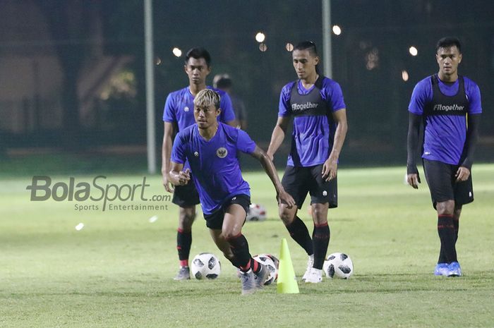 Kahar Kalu Muzakkar (dari kiri), Kushedya Hari Yudo, Hanif Sjahbandi, dan Muhammad Rafli, sedang berlatih dalam pemusatan latihan timnas U-22 Indonesia di Lapangan D, Senayan, Jakarta, 2 Maret 2021.