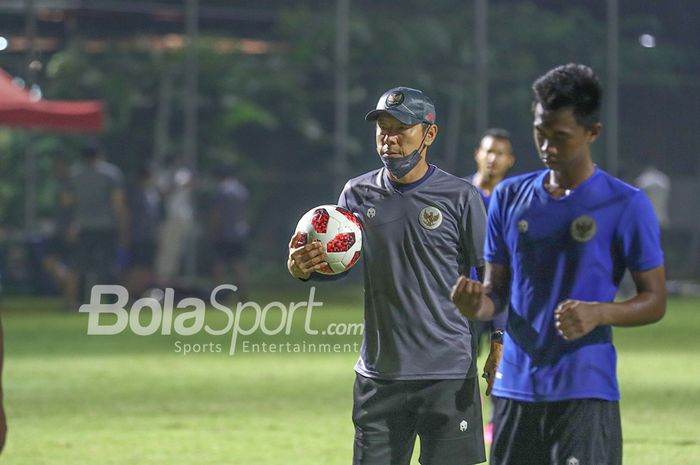 Shin Tae-yong tengah melatih timnas U-22 Indonesia di Lapangan D, Senayan, Jakarta, 2 Maret 2021.