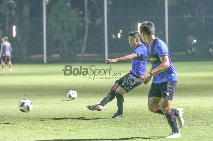 Miftahul Hamdi sedang malakukan tendangan arah ke gawang dalam pemusatan latihan timnas U-22 Indonesia di Lapangan D, Senayan, Jakarta, 2 Maret 2021.