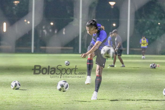 Hanif Sjahbandi sedang melakukan tendangan arah ke gawang dalam pemusatan latihan timnas U-22 Indonesia di Lapangan D, Senayan, Jakarta, 2 Maret 2021.