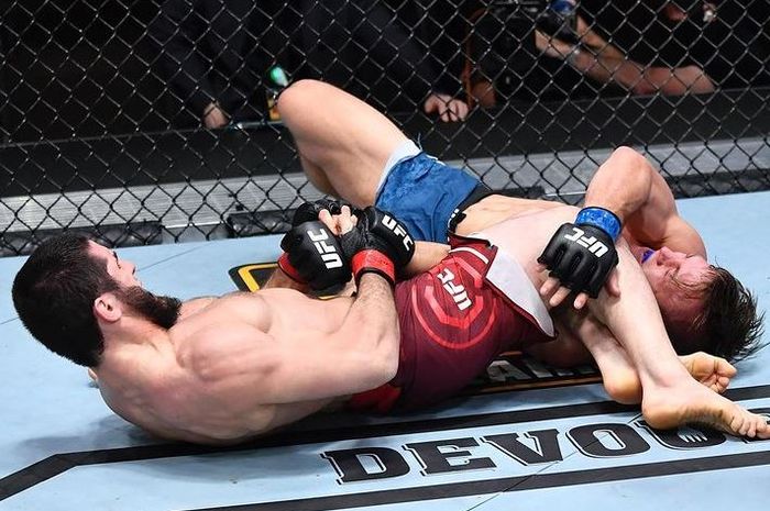 Momen, Islam Makhachev (kiri) melakukan kuncian armbar mengerikan pada, Drew Dober pada UFC 259.