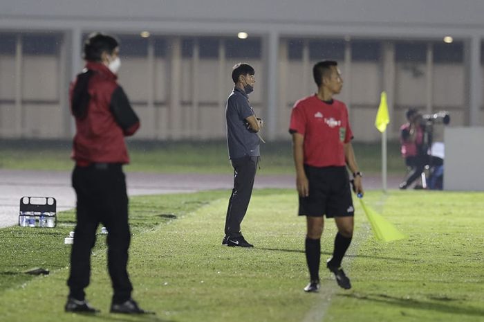 Pelatih timnas U-22 Indonesia, Shin Tae-yong saat melawan Bali United pada laga uji coba di Stadion Madya, Senayan, Jakarta, Minggu (7/3/2021).