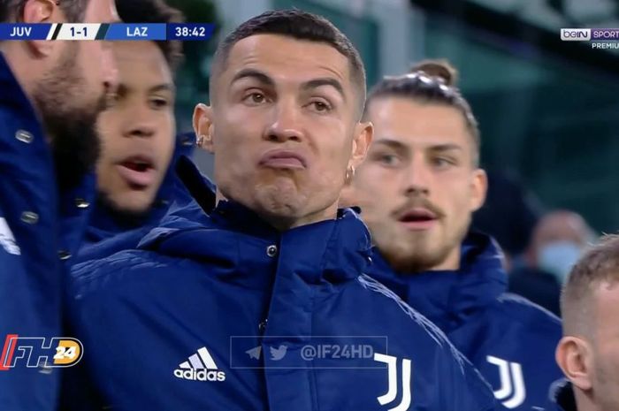 Cristiano Ronaldo nampa melengos saat melihat gol roket Adrien Rabiot. Juventus pun tertahan di babak pertama.