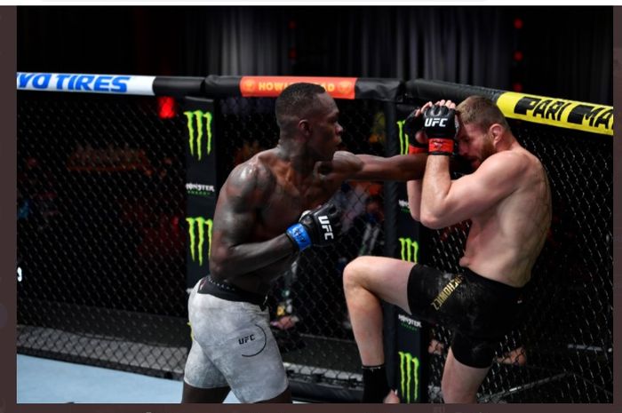 Juara kelas menengah UFC, Israel Adesanya, saat memukul Jan Blachowicz pada ajang UFC 259 di UFC Apex, Nevada, Amerika Serikat, Minggu (7/3/2021).