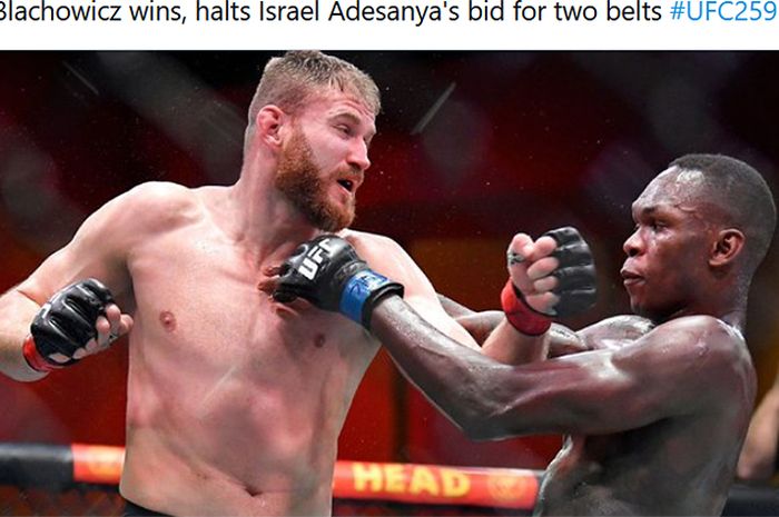 Juara kelas berat ringan, Jan Blachowicz (kiri), berhadapan dengan juara kelas menengah, Israel Adesanya, pada UFC 259 di UFC APEX, Las Vegas, Amerika Serikat, 6 Maret 2021.