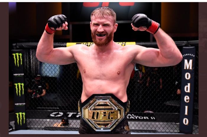 Juara kelas berat-ringan UFC, Jan Blachowicz, saat merayakan kemenangan atas Israel Adesanya pada ajang UFC 259 di UFC Apex, Las Vegas, Nevada, Amerika Serikat, Minggu (7/3/2021).