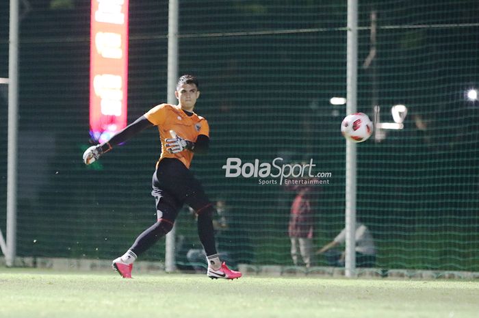 Nadeo Argawinata sedang berlatih dalam pemusatan latihan timnas U-22 Indonesia di Lapangan D, Senayan, Jakarta, 2 Maret 2021.