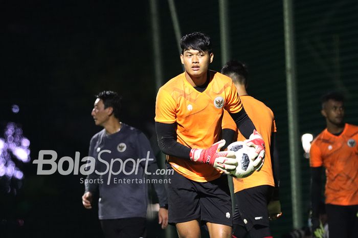 Penjaga gawang timnas U-22 Indonesia, Muhammad Riyandi, sedang menangkap bola dalam latihannya di Lapangan D, Senayan, Jakarta, 2 Maret 2021.