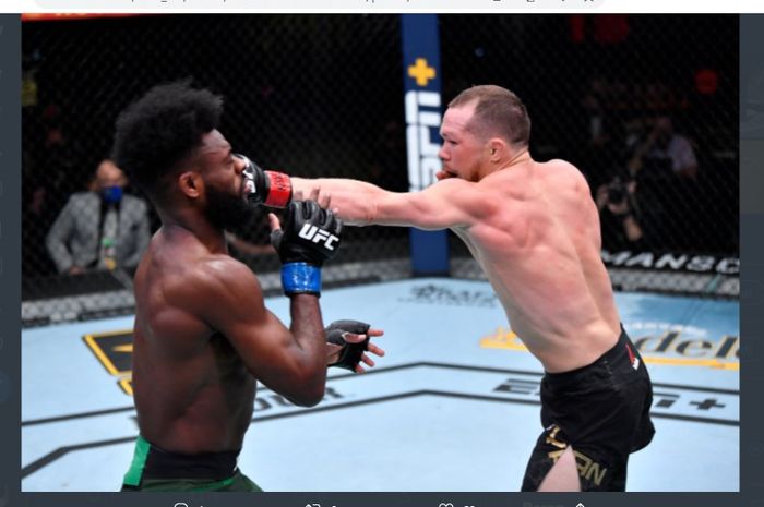 Petr Yan (kanan) saat mendaratkan pukulan tepat mengenai wajah Aljamain Sterling (kiri) saat bentrok pada ajang UFC 259, Minggu (7/3/2021).