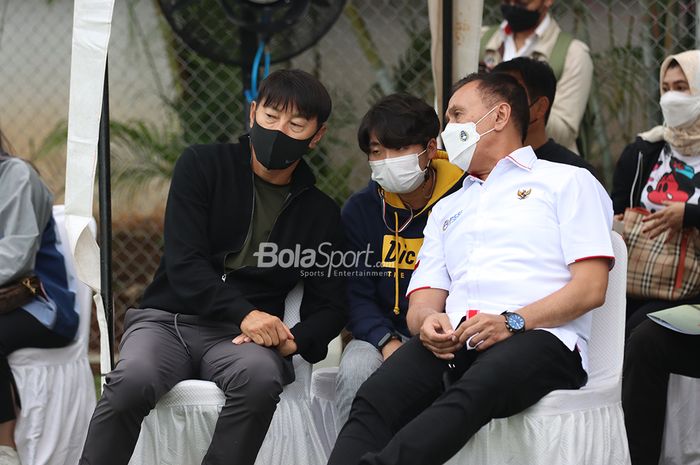 Pelatih timnas Indonesia, Shin Tae-yong (kiri) dan Ketua Umum PSSI, Mochamad Iriawan (kanan), sedang memantau latihan timnas putri Indonesia di Lapangan D, Senayan, Jakarta, 8 Maret 2021.