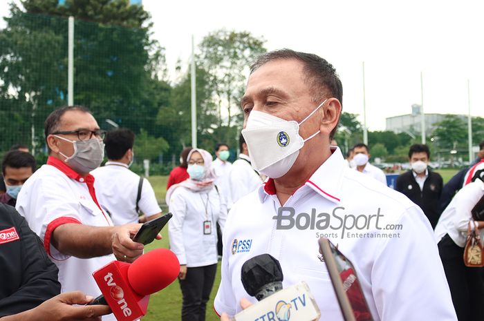 Ketua Umum PSSI, Mochamad Iriawan, sedang memberikan keterangan kepada awak media seusai memantau latihan timnas Indonesia putri di Lapangan D, Senayan, Jakarta, 8 Maret 2021.