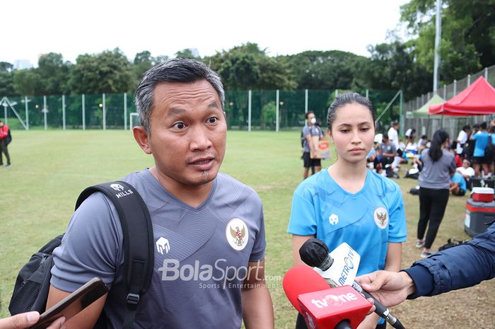 Pelatih timnas putri Indonesia, Rudy Eka Priyambada (kiri) dan Sabreena Dressler (kanan) sedang memberikan keterangan kepada awak media seusai latihan di Lapangan D, Senayan, Jakarta, 8 Maret 2021.