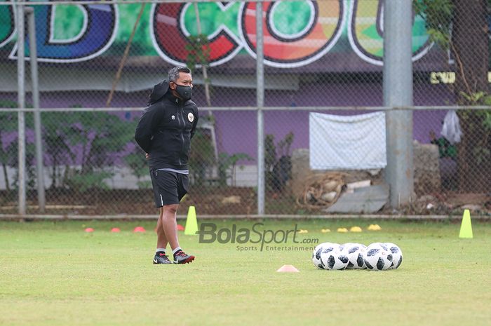 Pelatih timnas Indonesia putri, Rudy Eka Priyambada, sedang memantau anak asuhnya di Lapangan D, Senayan, Jakarta, 8 Maret 2021.