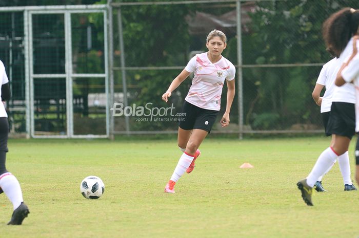 Zahra Muzdalifah sedang berlatih dalam pemusatan latihan timnas putri Indonesia di Lapangan D, Senayan, Jakarta, 8 Maret 2021.