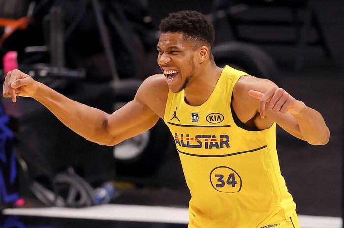 Pebasket Milwaukee Bucks yang membela Tim LeBron, Giannis Antetokounmpo, melakukan selebrasi usai mencetak poin bagi timnya pada pertandingan NBA All Star Game 2021 di State Farm Arena, Atlanta, Georgia, Amerika Serikat, Senin (8/3/2021).