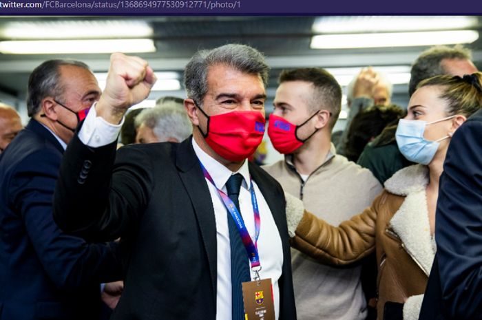 Joan Laporta merayakan kemenangannya di pemilihan presiden ke-14 Barcelona di Stadion Camp Nou pada Minggu (7/3/2021). 