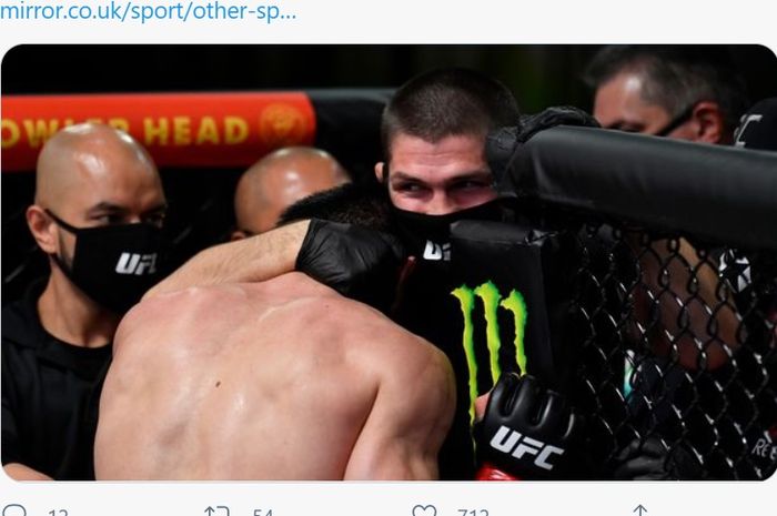 Khabib Nurmagomedov merayakan kemenangan saudara seperguruannya, Islam Makhachev, di UFC 259, Minggu (7/3/2021) di Las Vegas.