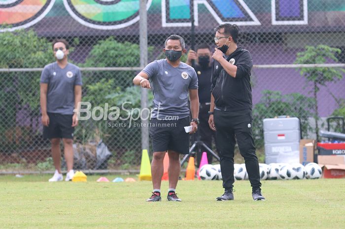 Pelatih timnas putri Indonesia, Rudy Eka Priyambada, sedang memantau anak asuhnya di Lapangan D, Senayan, Jakarta, 8 Maret 2021.