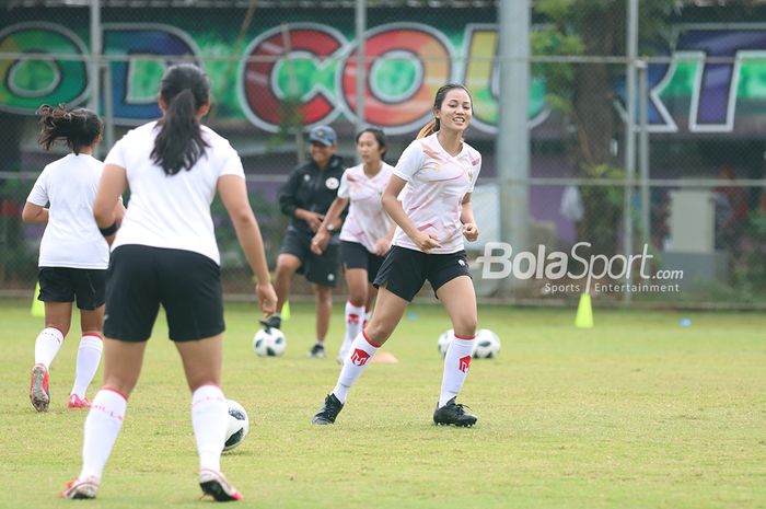 Safira Ika Putri Kartini sedang memberikan umpan dalam pemusatan latihan timnas putri Indonesia di Lapangan D, Senayan, Jakarta, 8 Maret 2021.