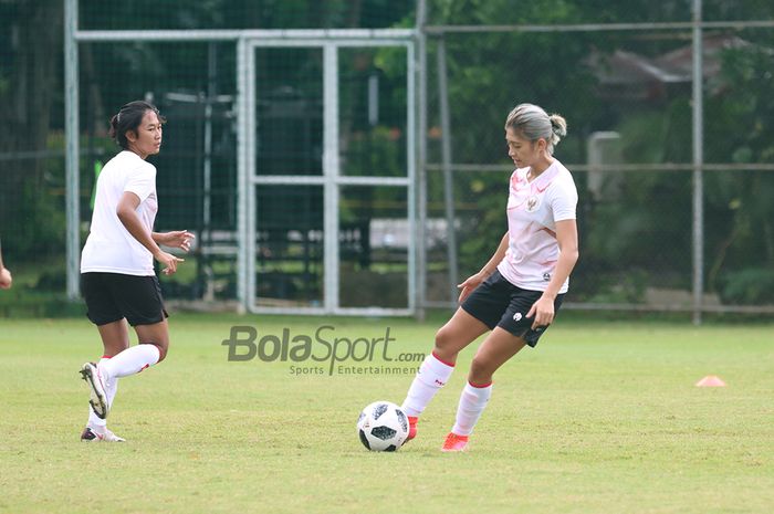 Zahra Muzdalifah sedang menendang bola dalam latihannya bersama timnas putri Indonesia di Lapangan D, Senayan, Jakarta, 8 Maret 2021.