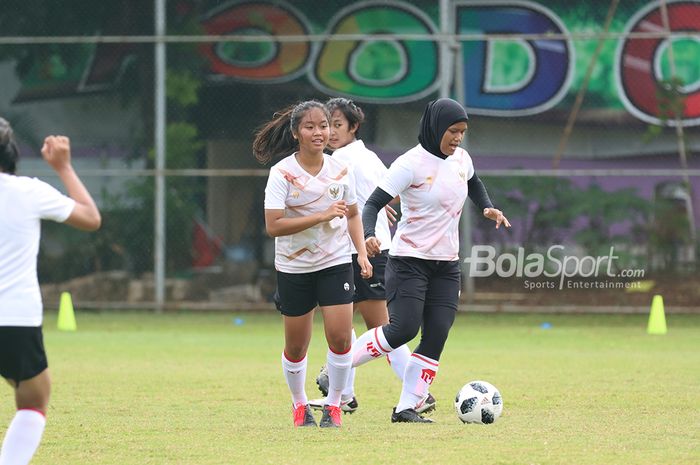 Syafira Azzahra Ramadhanti (kiri) dan Insyafadya Salsabilla (kanan) sedang berlatih dalam pemusatan latihan timnas putri Indonesia di Lapangan D, Senayan, Jakarta, 8 Maret 2021.