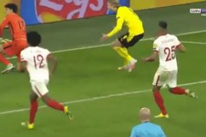 Kiper Sevilla, Yassine Bounou mendapatkan karma instan usai mengejek Erling Haaland dalam laga leg kedua babak 16 besar Liga Champions melawan Dortmund, Selasa (9/3/2021) atau Rabu dini hari WIB.