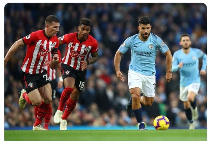 Momen Sergio Aguero berusaha menghindari kejaran Pierre-Emile Hojbjerg dalam laga Manchester City melawan Southampton di Liga Inggris 2018-2019.