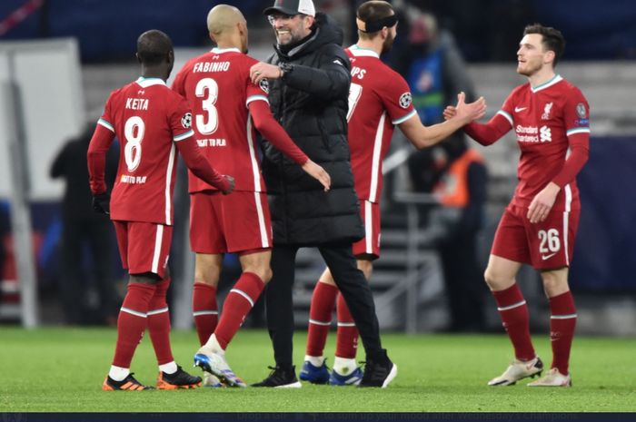 Para pemain Liverpool dan Juergen Klopp merayakan kelolosan ke babak perempat final Liga Champions usai menang agregat 4-0 atas RB Leipzig.