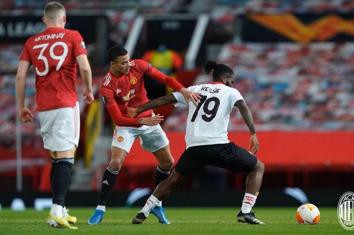 Gelandang tengah AC Milan, Franck Kessie, sempat mencetak gol ke gawang Manchester United sebelum dianulir wasit lantaran handball.