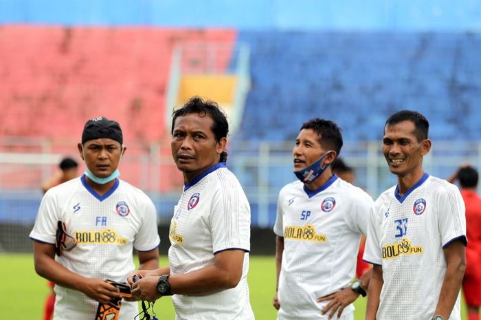 Asisten pelatih Arema FC, Kuncoro (dua dari kiri).