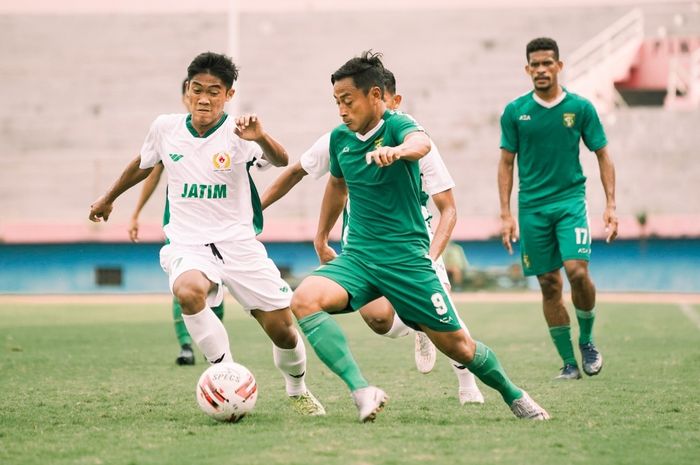 Pemain Persebaya Surabaya, Samsul Arif saat  melawan Tim PON Jatim dalam laga uji coba.