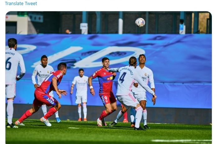 Real Madrid dan Elche masih belum bisa mencetak gol pada babak pertama, membuat skor 0-0 bertahan hingga turun minum.