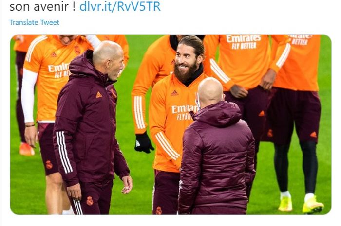 Pelatih Real Madrid, Zinedine Zidane (kiri) saat berbincang dengan kapten tim, Sergio Ramos, dalam sebuah sesi latihan.