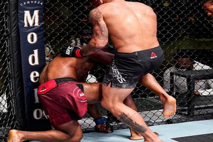 Duel antara (Hitam) Eryk Anders vs Darren Stewart (Merah) berakhir dengan No Contest (14/3/2021)