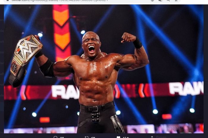 Pegulat WWE, Bobby Lashley, saat memamerkan sabuk juara WWE. 