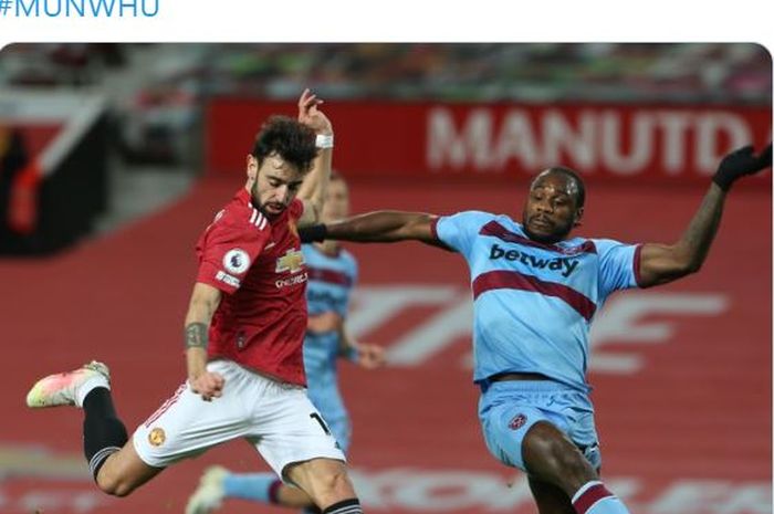 Gelandang Manchester United, Bruno Fernandes, berduel dengan penyerang West Ham United, Michail Antonio, dalam laga Liga Inggris di Stadion Old Trafford, Minggu (14/3/2021).