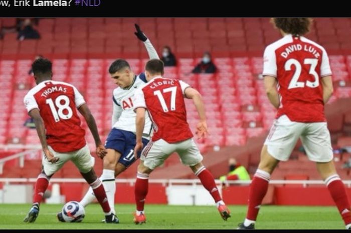 Gelandang Tottenham Hotspur, Erik Lamela, membuka skor timnya dengan melakukan tendangan rebona di laga kontra Arsenal