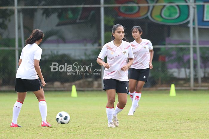 Kapten timnas putri Indonesia, Ade Mustikiana Oktafiani, sedang berlatih di Lapangan D, Senayan, Jakarta, 8 Maret 2021