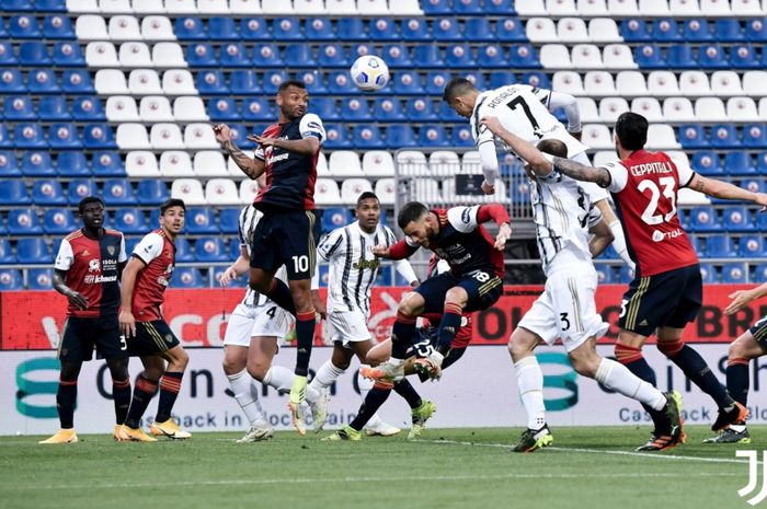 Megabintang Juventus, Cristiano Ronaldo, merayakan gol yang dicetak ke gawang Cagliari dalam laga Liga Italia di Stadion Sardegna Arena, Minggu (14/3/2021).