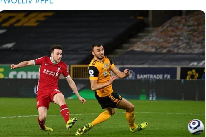 Striker Liverpool, Diogo Jota, mencetak gol ke gawang Wolverhampton Wanderers dalam laga Liga Inggris di Stadion Molineux, Senin (15/3/2021).